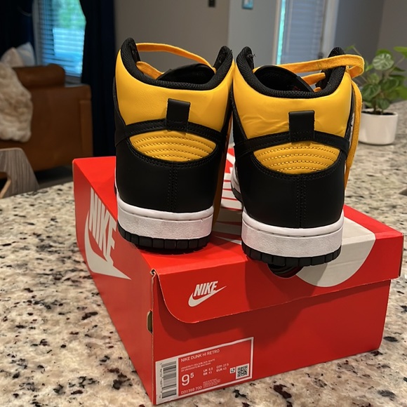 Nike Dunk High Retro Men’s 9.5 like new. Worn 1x university gold/black - Picture 3 of 6